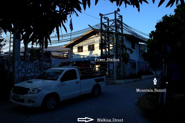 ☆Power Station  @ Koh Lipe Thai<br /><br />Walking Streetはバイクリヤカータクシー以外の車は入れないので<br />Walking Streetから５０ｍほど離れたPower Station （発電所）前が<br />発着場です。<br />送迎車は写真のピックアップトラックです。<br /><br />
