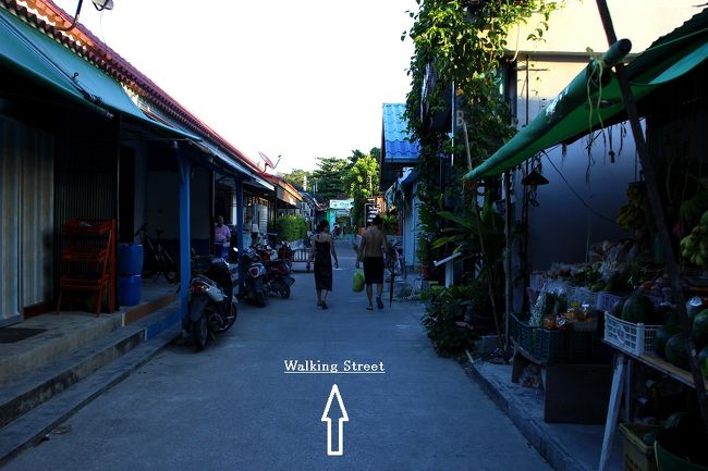 ☆Soi EGAT @ Koh Lipe Thai<br /><br />発電所前の路地を真っすぐ進んだ突き当りがWalking Streetで<br />右折すればPattaya Beach方面です。