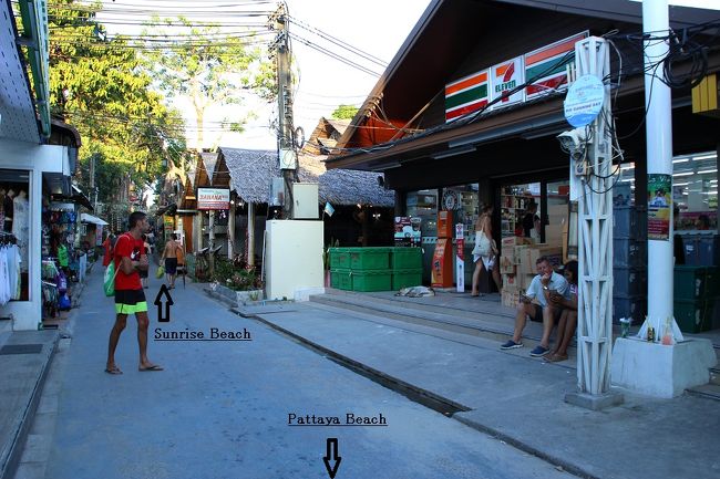 ☆Walking Street @ Koh Lipe Thai<br /><br />上記の路地の突き当りがWalking Street で突き当りの店は薬局です。<br />その薬局の左隣りがリペ島で最初にできたセブンイレブンです。<br />Walking Street を左方面に行けばスーパーPATTや<br />Walking Streetの東口や2番目のセブンイレブンがあります。<br />その先は道が少し複雑なので現地で地図を見ながら歩いた方が賢明です。