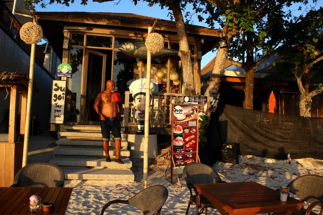 ☆Sugoi Teppan Yaki , Pattaya Beach @ Koh Lipe Thai<br /><br />セブンイレブン前から５，６分歩けばもうPattaya Beachです。<br /><br />Walking Streetからビーチに出て左手２軒目は<br />一昨年シーズンオフにリペ島に初めてできた日本食専門レストランです。<br />お店の名は『SUGOI TEPPANYAKI』（凄い鉄板焼き）<br />めちゃくちゃ可笑しな名前ですね(^_^;)。<br />なぜか入り口に大きなコックさんのマスコット人形があります。<br />マダムと可愛いタイ人女の子がやたら妖しげな着物姿で接待しています(^^ゞ。<br />調理人はアジア系タイ人です。<br /><br />https://www.facebook.com/SugoiTeppanyaki/