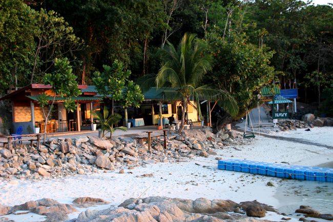 ☆Royal Thai Navy Navy,s Cllub Bar , Pattaya Beach @ Koh Lipe Thai<br /><br />写真中央がNavy,s Cllub Bar、<br />右端の青い看板が以前のゲートで<br />昨年まではその手前まで行けました。