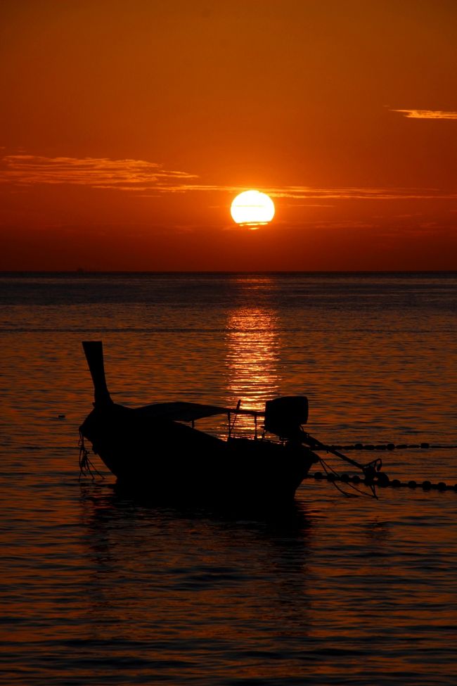 ☆Sunset View from Pattaya Beach @ Koh Lipe Thai<br /><br />Navy,s Cllub Barまでは行きませんでしたが<br />手前の岩場に腰かけて美しい夕日を眺めました。<br />