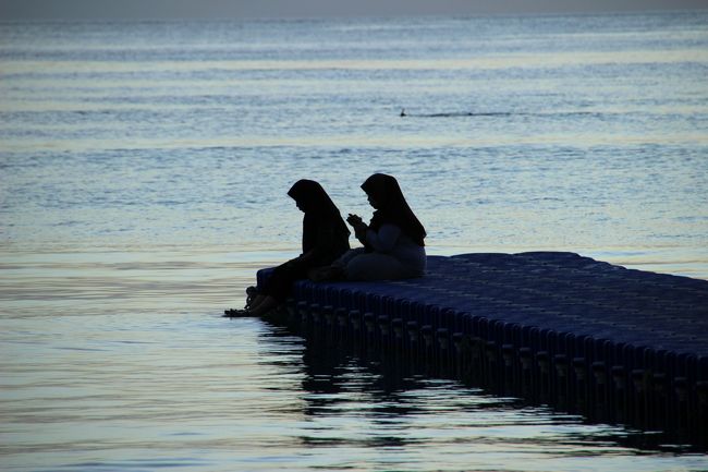☆Evening  View from Pattaya Beach  Jetty @ Koh Lipe Thai<br /><br />浮き桟橋の先端では静かにお祈りを捧げている女性がいました。<br />ヒジャーブのようなものを被っているので地域がらムスリムかなと思いますが<br />こちっちはメッカの方向じゃないような・・・・(^^;)。