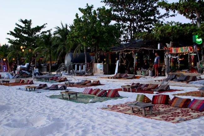 ☆Evening  View from Pattaya Beach  @ Koh Lipe Thai<br /><br />サンセットタイムに人出は多いんだけど<br />ドリンク注文の必要なサンセットシートを利用している人は<br />ご覧のあり様。<br />毎日並べているけど儲かるのかしらん(^^;)。