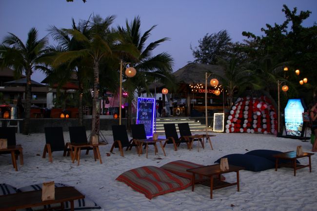 ☆Evening Time of Art Beach Club , Pattaya Beach @ Koh Lipe Thai<br /><br />３年前、プール＆音楽が売りのArt Beach Clubが新規オープンし、<br />昨年は昼間も営業していましたが今シーズンからは<br />夕方からの営業になりました。<br />週末のプールパーティやライブショーがウリですが<br />余り流行っているようには見えません。<br />パンガン島のフルムーンパーティの二番煎じのようで<br />リペ島にはどうなんだろう？って感じ。<br />