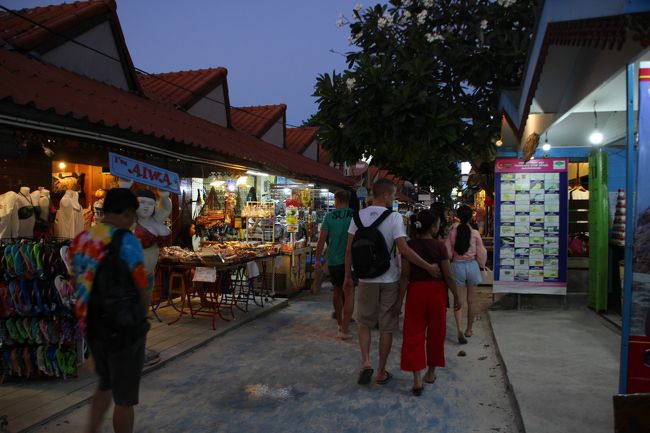 ☆Evning Time  of Walking Street @ Koh Lipe Thai<br /><br />暗くなるとともに昼間以上に賑わいを見せてくるWalking Street。