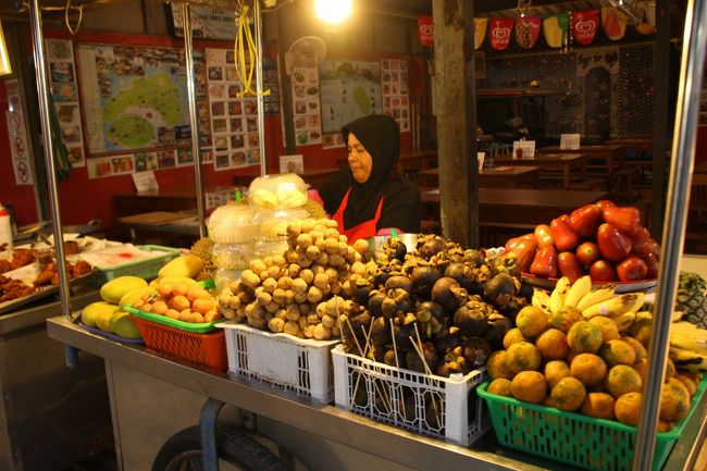☆Evning Time  of Walking Street @ Koh Lipe Thai<br /><br />一応何でもそろうリペ島ですが<br />物によっては本土の２倍なんてことも・・・・<br />ま、それでも日本で買うよりは安いかも。