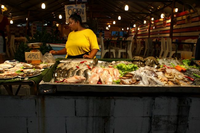 ☆Evning Time  of Walking Street @ Koh Lipe Thai<br /><br />タイの海沿いのリゾート地ならどこでも見られる<br />魚介類の量り売り。<br />観光地なのであまり安くはないです。