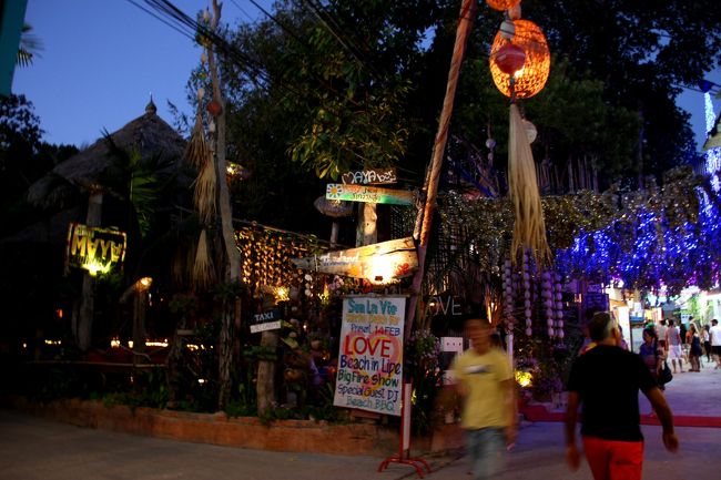 ☆Evning Time  of Walking Street @ Koh Lipe Thai<br /><br />Walking Street で一番派手なMaya Bar。<br />照明は派手でもいたって健全なバーです。<br />ホステスのいるカラオケバーが全く無いわけじゃありませんが<br />裏メニューがあるかは知りません。<br />少なくともゴゴーバーの類は1軒も無いので<br />夜は全く期待しないで下さい(^^;)。