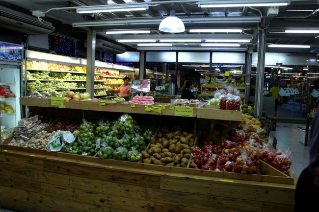 ☆Supermarket“ PATT”, Walking Street @ Koh Lipe Thai<br /><br />小さなスーパーですが衣料品や電化製品以外は何でも揃うので便利だし<br />値段もセブンイレブンより少し安いです。<br />ビアチャン（小）が４０Bなので離島にしては良心的です。<br /><br /><br /><br />これで★極楽タイ・最後の楽園リペ島・２０１９・Part２-②はお仕舞です。<br />いつも最後までご覧下さりありがとうございます。<br />そして『いいね』もありがとうございます。<br /><br /><br />では、また。　　j-ryu