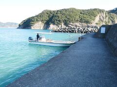 対岸、目の前のあの島
船をチャーターする
三人以上なら一人１０００円で往復
一人だと貸切３０００円・・・かい
と、参ったな
してたら偶然熊本から来てたカップルが
一緒しちゃいます？？と言うと
ハイ！で
ラッキー～
