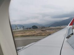 友人とガイドブックを見たり、映画を見たりしているうちに定刻より早く香港へ着陸しました。天候は、なんとか曇りで雨は降っていませんでした。