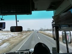 13:18バス発車。
私の青写真より3分遅いですw

道路の雪はゼロ。

途中の停留所で降車するオヤジがきっぷなくしたとかで全身と鞄の中を探し回り、しばらく停車するはめに…。
心の中で、早くしろよおおおおおと、
停車してる2分ほどがすごーく長く感じました( ；∀；)