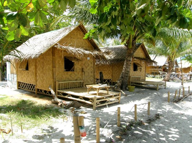 ☆Lipe Beach Resort （２０１１年２月撮影）<br /><br />今でこそ小洒落た印象のリゾートですが９年前は<br />全棟が素朴なバンブーハウス（竹製バンガロー）。<br />その頃プーケットなどでは既にこのような竹製バンガローは無くなっていたので<br />ある意味カルチャーショックを感じました。<br />今思えばその頃のリペ島はまだまだ素朴でした。