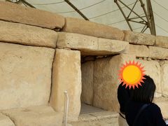 　次はハジャーイム神殿観光。バス移動ですぐ。
　紀元前2800年から2400年に建てられた神殿です。大きな石が沢山あり、屋根をかぶっています。ハジャーイムとは「聖なる石」「崇拝の石」という意味だそうです。