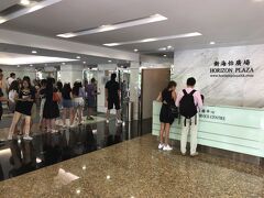 28階までお店あって、まるでバベルの塔のよう。といっても、全ての階にお店が入っているわけではなく、全く何もない階もあり、扉を開けてびっくりなんてこともある。
問題はエレベーターの数が絶対的に少ないので、階段を使わないと非常に時間がかかってしまうので、見方としては、最上階から階段で降りながら見るのが見やすいと思う。
後は、休むスペースが全くといって良いほどない所。小さなカフェらしきものが一軒だけしかない。