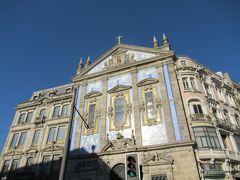 アズレージョ4つ目：コングレガドス教会
サンベント駅のそばの交差点にあるアルメイダガレット広場にある教会。アルメイダ・ガレットはポルト出身のポルトガルの詩人です。サンベント駅のそばなので目立たないけれど、上品で美しい教会です。