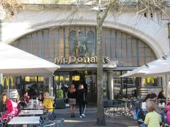 マクドナルド・インペリアルは世界一豪華なマクドナルドだとか・・
リベルダーデ広場のほうに行くとすぐ右側、新聞売りの青年の像の近くです。
