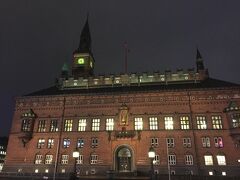 夜の市庁舎。