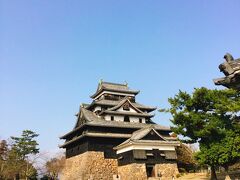 そこからちょっと上って松江城。

城には興味がないと渋る私をひきずって、友達が連れてきたのです。とにかく1度でいいから見て！きれいだから！って言うから(笑)

中には入らなかったけど、外見も千鳥城というだけあって美しい。
少し前に見たブラタモリでもこの城のことやっていて、まあちょっとは興味はあったんですよね。連れてきてくれて、ありがとうね！