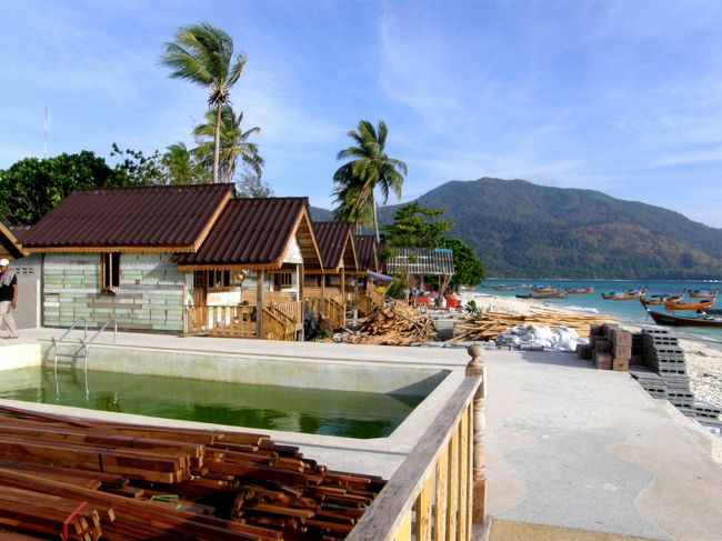 ☆Power Beach Resort , Sunrise Beach @ Koh Lipe Tahi　（２０１１年撮影）<br /><br />初リペの２０１１年はPower Beach Resort は建設途中でした。<br />小さいながらも当時は珍しかったプールも。