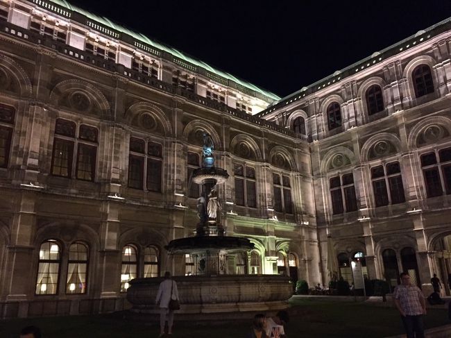 ウィーンで観光客向けのコンサートにいきました。<br />通常はウィーンフィルの新年コンサートでお馴染みの黄金の間で<br />開催されているようですがウィーンフィル夏休み期間中の7－8月は<br />国立歌劇場で開催されていたので行ってみました。<br /><br />さすが三大オペラ座豪華でした。<br />コケラ落としがモーツァルトのフィガロの結婚という場所で<br />モーツァルトを聞けるだけで感動です。<br /><br />個人旅行なのでVELTRAでチケット予約していきましたがBOX席は団体に抑えられていて、他は早いもの順のようなので開場前早めに待っていました。<br /><br />