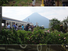 　ここはJR最南端の駅「西大山」。棒線の無人駅なのに、定期列車でも特別な駅だからか停車時間はたっぷり2分間。ホーム上で写真を撮ってみたり、列車から離れて写真を撮ってみたり、そこそこ堪能して列車に戻ると、気笛を鳴らして列車はゆっくりと発車。

（；　゜д゜） あれ？あれだけ大量にいた人が、誰も乗ってこない・・・。
　これって、アレと同じか？オホーツク海に一番近い駅な釧網線の北浜駅でも、列車が到着するとホーム上には黒山の人だかり、なのに誰も乗り込まずに、列車は車内が閑散としたまま寂しく発車していく・・・なんてのはザラだけど、「JRで一番○○な駅」を訪れるツアー客が、列車を全く利用せずにバスで来てそのままバスで帰って行くってやつか。
（　´－д－） ・・・なんだかなぁ。JRに全く実入り無しかい。