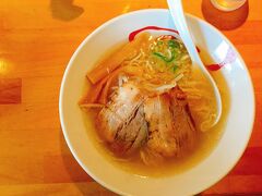 松江ではご当地ラーメンみたいなものが見つけられなかったのだけど。

鳥取では倉吉が発祥の牛骨ラーメンなるものがあるとのこと。牛骨って、ソルロンタンみたいなのかしら？と興味津々でやってきた。

で、シンプルな塩ラーメンを注文。全然ソルロンタンとは違った！見た通り、澄んだスープで、あっさりしてます。でも、牛らしくコクがある。そんな感じ～。