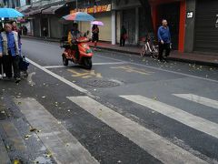 深圳も広州も電動バイクが主流で、音もなく来るのでびっくりする。