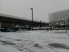 ８時前にチェックアウトし、旭川駅へ。

昨夜はアスファルトが見えていた路面も、今朝は真っ白。