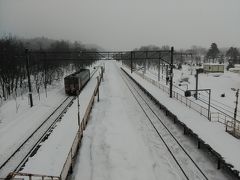 １０:０９深川→ (函館本線・普通) →１０:２９伊納

トンネルを抜けて、上川盆地側へ。
函館本線・札幌～旭川で 一際ローカルな雰囲気漂う「伊納駅」で下車。
他に下車する人は誰もいない。
（そもそも列車自体 １両だし）
何より、この駅の駅舎(？)がシビれる☆