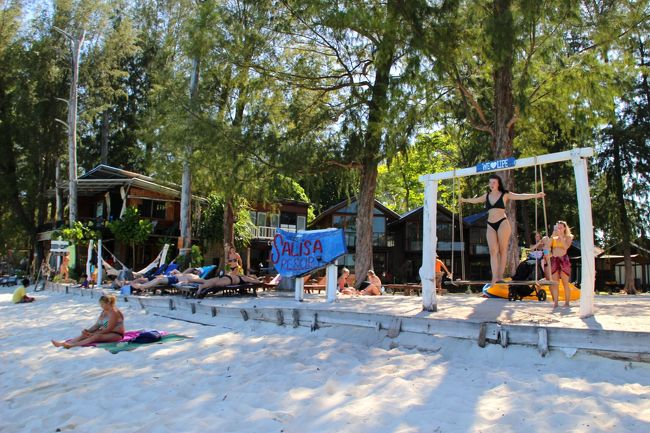 ☆Salisa Resort , Sunrise Beach @ Koh Lipe Thai<br /><br />※http://www.salisaresort.com/<br /><br />Salisa Resortのブランコに立ち乗りしているファラン（西洋人）は<br />マネキンのように見えます。