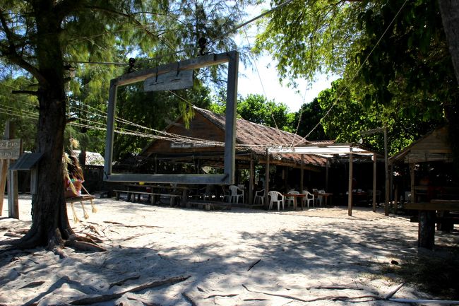 ☆Sunrise Beach Restaurant , Sunrise Beach @ Koh Lipe Thai<br /><br />Sunrise Beachのちょうど真ん中辺りにあるのが<br />その名もSunrise Beach Restaurant。<br />名前こそ Restaurantですが海の家風の食堂って感じ。<br />Sunrise Beachに面したレストランの殆どはホテルの付属レストランですが<br />ここは単独の食堂です。<br />タイ料理がメインで海沿いのレストランの中ではリーズナブルで<br />美味しいと人気店です。