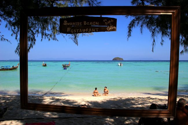 ☆Sunrise Beach Restaurant , Sunrise Beach @ Koh Lipe Thai<br /><br />Sunrise Beach Restaurant前にある大きな額縁。<br />日本の顔ハメパネルのように、枠内に入って記念撮影をどうぞって感じ。