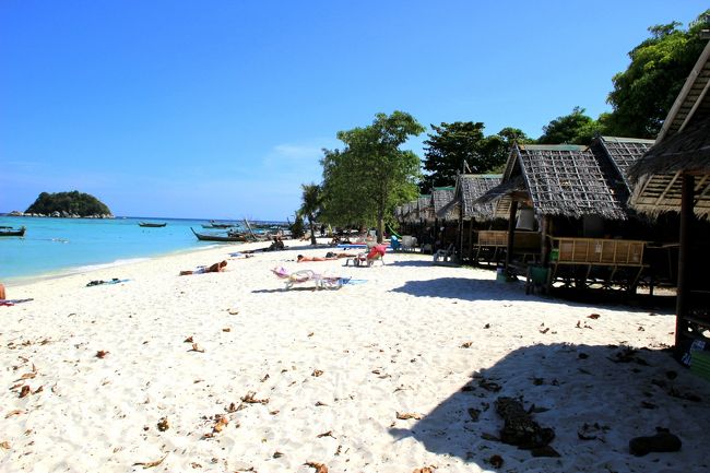 ☆Varin Village , Sunrise Beach @ Koh Lipe Thai<br /><br />Sunrise Beach Restaurantの南隣りはビーチフロントのバンブーハウス（竹製バンガロー）ではリペ島唯一となってしまったVarin Village。<br />Pattaya BeachにあるVarin Beach Resortの姉妹ホテルです。<br /><br />以前はNet予約は受けていませんでしたが<br />今はBooking.comなども予約できます。<br />設備は水シャワーと扇風機くらいしかありませんが<br />ロケーションは素晴らしいので1泊４６００円くらいします。<br />でも日本人がこのバンガローを見たらカルチャーショックを受けるかも(^^;)。<br />