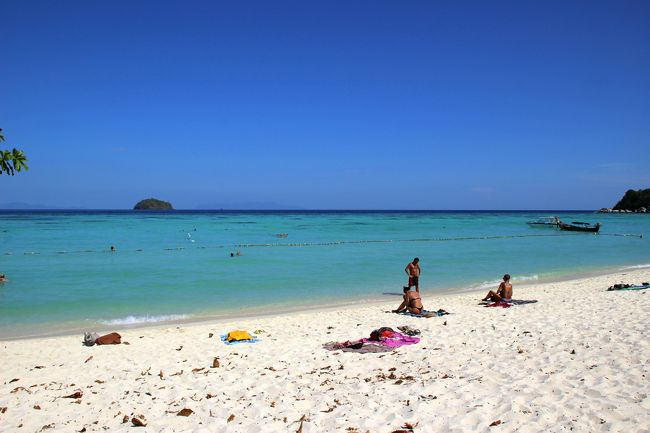 ☆Varin Village , Sunrise Beach @ Koh Lipe Thai<br /><br />バンガローは目茶ボロイですがビーチフロントからは<br />もれなくこの絶景が付いてきます。<br />貴方だったら４６００円出して泊まりますか？<br />日本人ゲストはまず見ません。