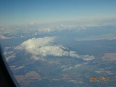 空の上からの富士山を毎回楽しみにしていますが、今回は雲がかかっていてあまりよく見えなかったわ。
