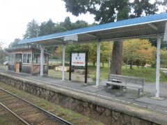 こう見ると公園の中にでもあるような感じ、岩村駅です。
駅舎などは反対側なので撮れませんでした。
城跡など、古い町並みなどが残っていたりするようです。