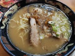 お腹すいてない気がするけど

最後に食べて帰ろう！
と逆方向ながらラーメン食べに来ました
これまた友達が大好きな「豚とろ」のラーメン
私はごめんなさい好みではありませんでした；；