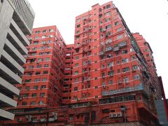 最終日。
フライトは13:00、
帰るだけでは、もったいないので
朝食を頂きながら考えます。
この赤い建物がホテルのあるビル。