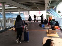 雨は止んで、薄日が差してきてます。
地下鉄佐敦から金鐘へ。
時間があるので、のんびりとお散歩で、
フェリー乗り場へ向かいます。
歩道には、ダンボールで夜明かししたと思える人たちがたくさん。
イベントでもあるのかな？？？