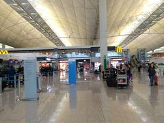 1時間ほどで、空港着。
11時過ぎです。
WEBチェックイン済みなので、このまま出国します。
出国審査はものすごい行列です。
しかし、入国時に取得したe-channelで、らくらく出国です。
いやー、e-channel最高です。