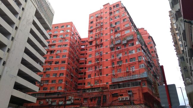 最終日。<br />フライトは13:00、<br />帰るだけでは、もったいないので<br />朝食を頂きながら考えます。<br />この赤い建物がホテルのあるビル。