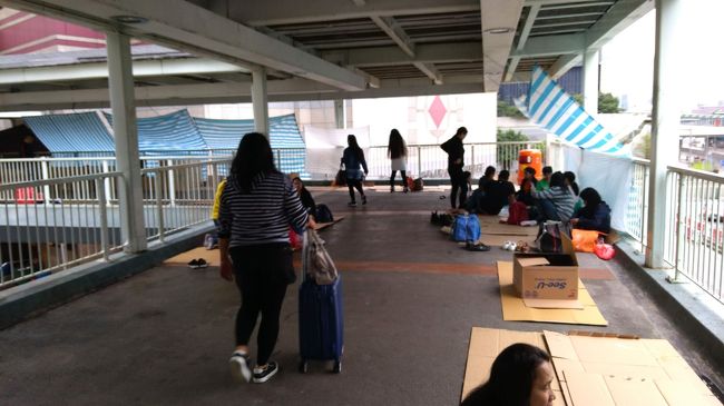 雨は止んで、薄日が差してきてます。<br />地下鉄佐敦から金鐘へ。<br />時間があるので、のんびりとお散歩で、<br />フェリー乗り場へ向かいます。<br />歩道には、ダンボールで夜明かししたと思える人たちがたくさん。<br />イベントでもあるのかな？？？