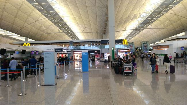 1時間ほどで、空港着。<br />11時過ぎです。<br />WEBチェックイン済みなので、このまま出国します。<br />出国審査はものすごい行列です。<br />しかし、入国時に取得したe-channelで、らくらく出国です。<br />いやー、e-channel最高です。