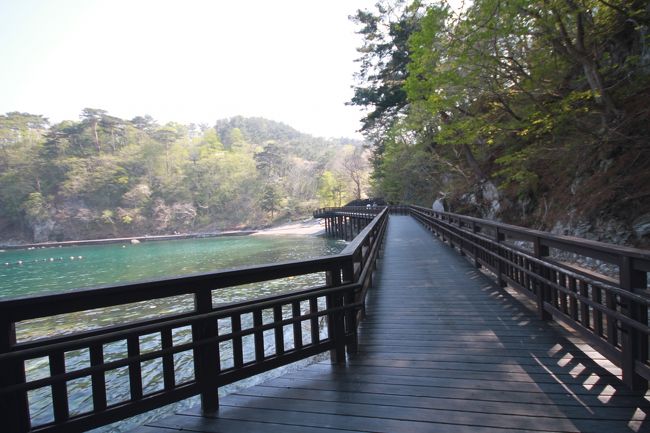 ホテル森の泉鶯宿からレンタカーで２時間強。<br />浄土ヶ浜に到着です。<br />駐車場に車を止めて、通路を歩いていきます。