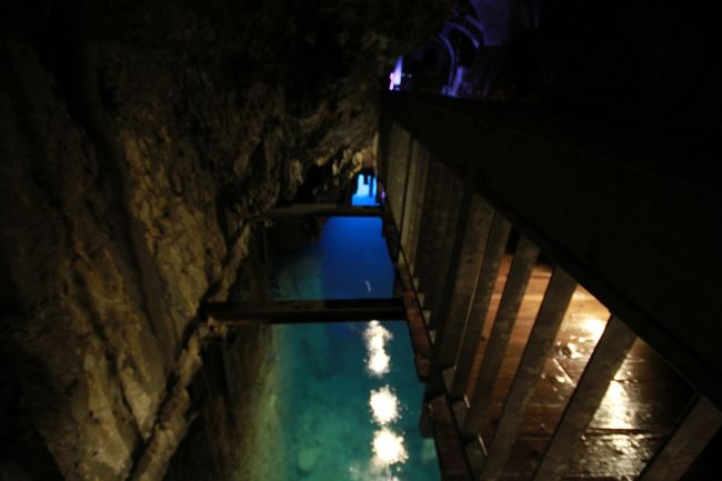 鍾乳洞のなかには水がいっぱい。