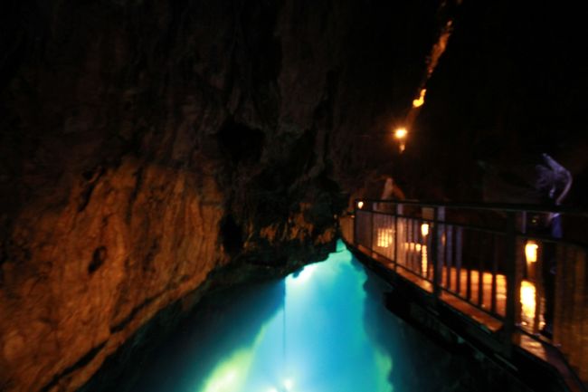 ライトアップされて幻想的。<br />色鮮やかな鍾乳洞でした。