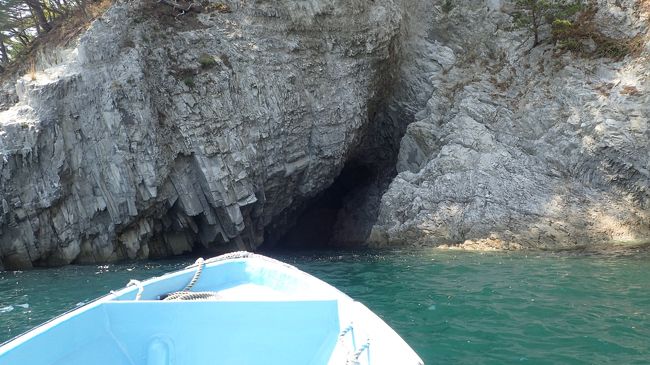 岩の裂け目に突入！