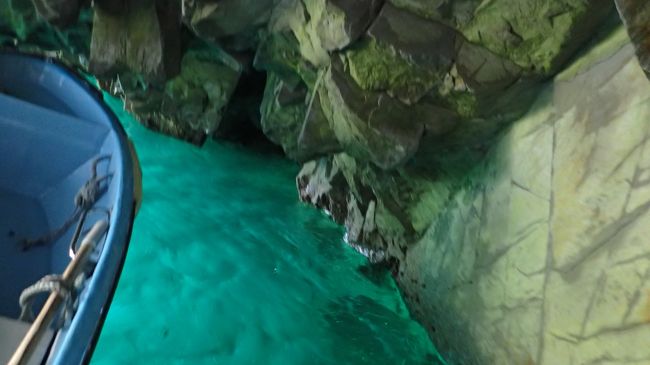 自称「青の洞窟」ということで、水面が青くて綺麗でした。<br />船頭さんがツーショット写真も撮ってくれました。
